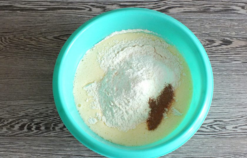 1. Этап. Шарлотка с ревенем: Всыпьте муку, корицу, разрыхлитель для теста. Хорошо перемешайте миксером до однородного состояния.