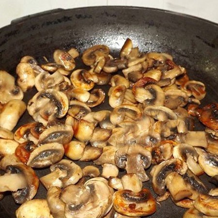 1. Stage. Chicken Hearts with Mushrooms: Fresh champignons cut into plates and fry until golden brown in vegetable oil. Sprinkle the mushrooms on a plate.