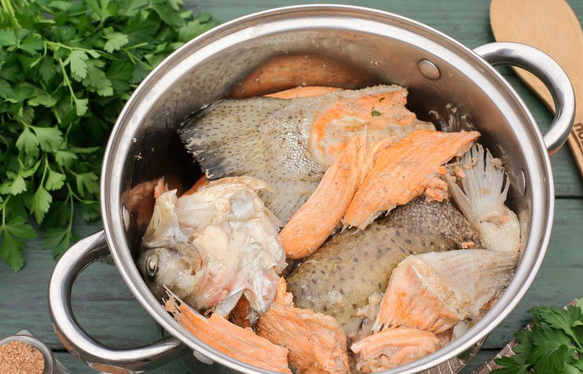 1. Этап. Уха на костре из лосося: Вытащите половником всё, что удасться зацепить в казане. Головы можете оставить, если есть любители в них поковыряться.