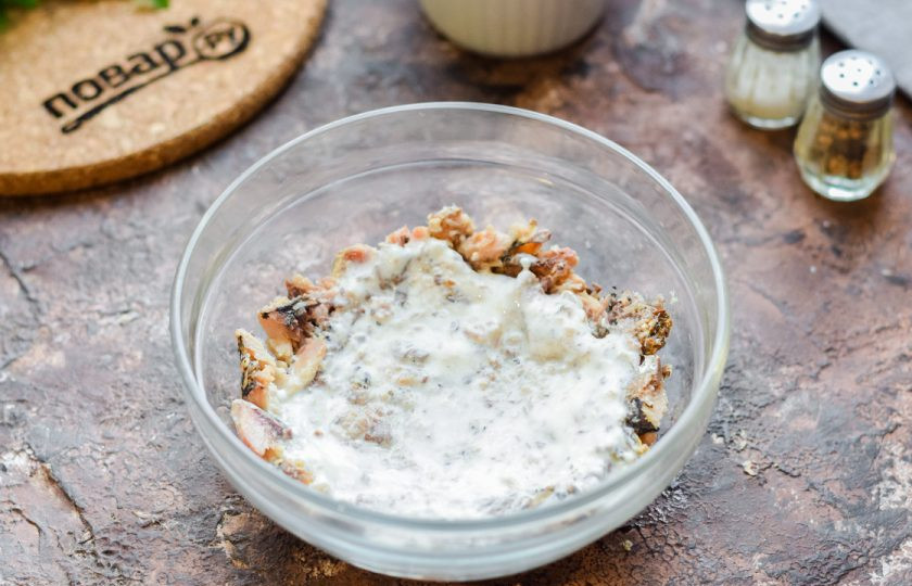 1. Этап. Салат Мимоза по Дюкану: Смажьте рыбный слой салата йогуртом.