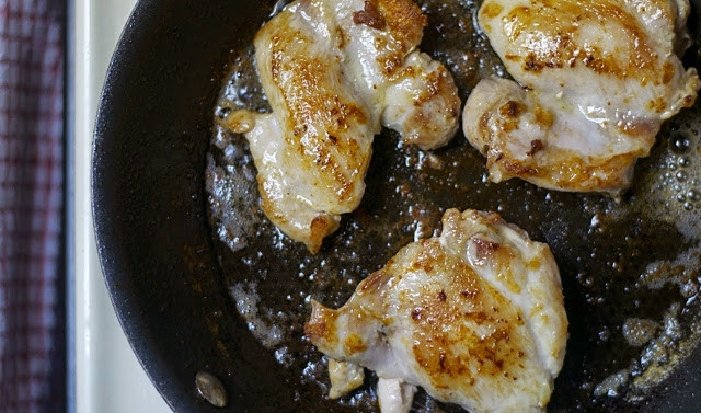 1. Этап. Пирожки с куриной начинкой: На сковороде разогрейте масло. Затем обжарьте в нём курицу в течение 15 минут до золотистой корочки с обеих сторон.