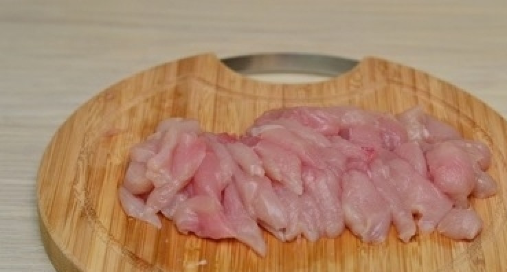 1. Этап. Курица с рисовой лапшой и соевым соусом: 2. Подготовьте филе из курицы. Помойте. Нарежьте на тонкие пластины.