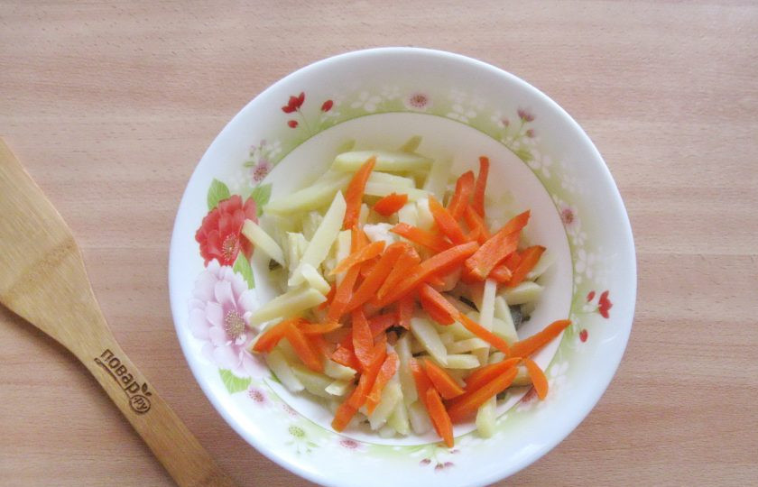 1. Этап. Салат Старорусский с грибами: Морковь сварите, охладите и очистите. Также нарежьте, как картофель.