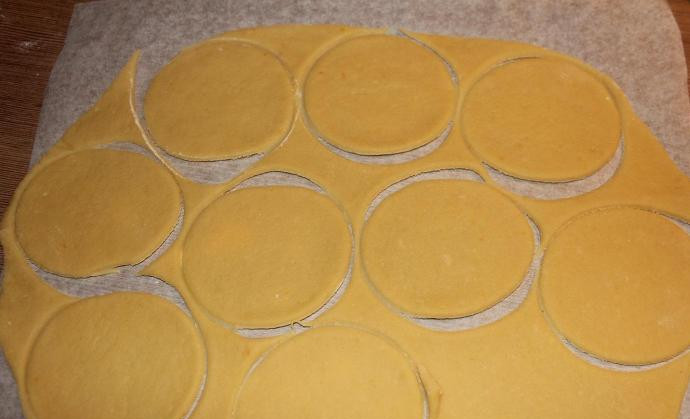 1. Этап. Новогоднее печенье на елку: Остывшую яичную смесь соедините с мукой и вымесите тесто. Раскатайте его в пласт толщиной около 4 мм. Выдавите круги диаметром около 7 см.