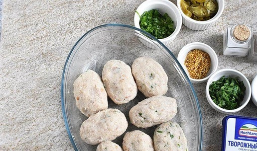 1. Этап. Котлеты рыбно-яичные: 3. Сформовать котлеты влажными руками. Выложить в смазанную форму.