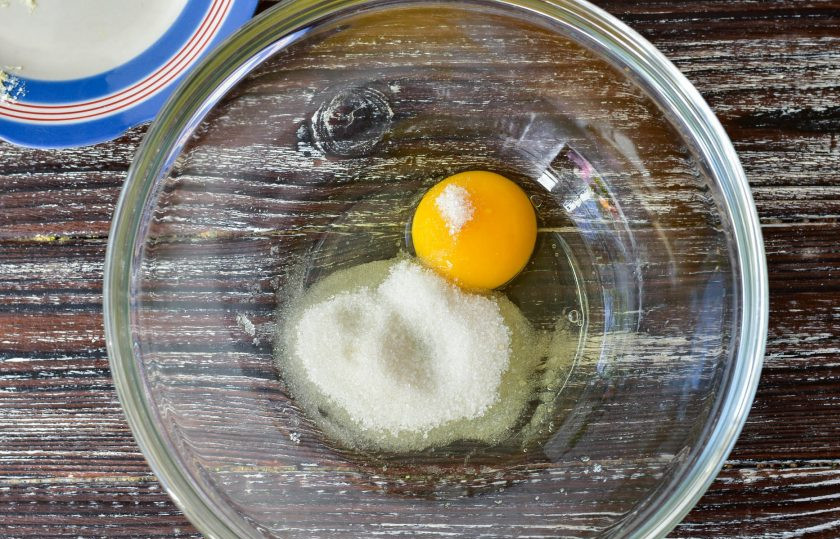 1. Этап. Норвежские вафли: В миску вбейте куриное яйцо, добавьте соль и сахар.