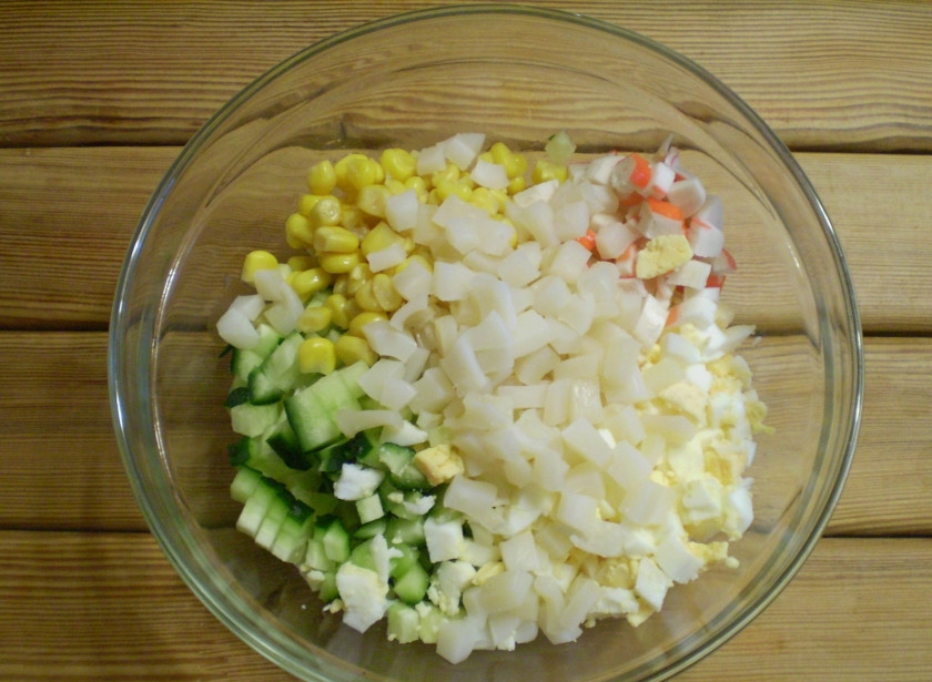 1. Этап. Салат Обезьянка с кальмарами: Соберите салат.