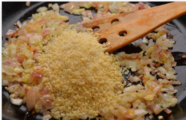 1. Этап. Фаршированные перцы и помидоры: Как лук и чеснок зазолотятся - добавляем в сковороду молотый миндаль. Однако добавляем не весь - 2 ст. л. оставляем, нам еще пригодится.