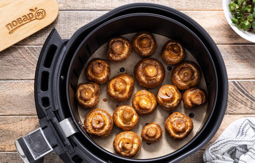 1. Этап. Шампиньоны в аэрогриле: Затем выложите шампиньоны в корзинку или решетку аэрогриля. Готовьте шампиньоны 15 минут при температуре 200 градусов.