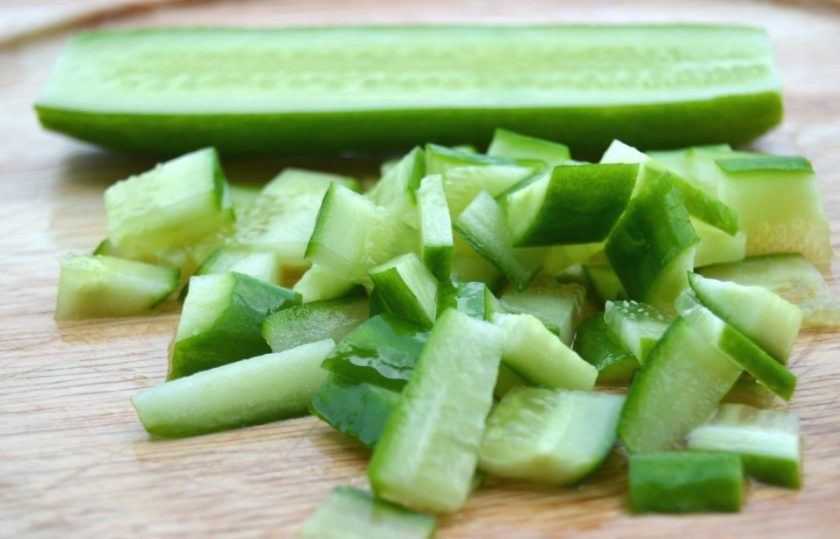 1. Этап. Салат с зелеными яблоками: 3. Помойте огурец и порежьте его средними кусочками.