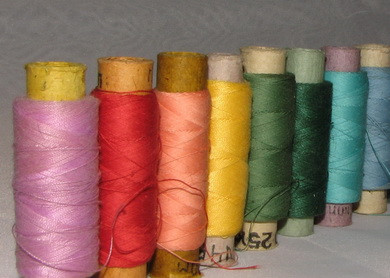 1. Этап. Яйца, крашенные нитками: 1. Рецепт приготовления яиц крашенных нитками довольно прост. Тут можно использовать и обыкновенные хлопковые нитки, даже маленькие остатки, и шерстяные. Последние, кстати, лучше брать насыщенных цветов.