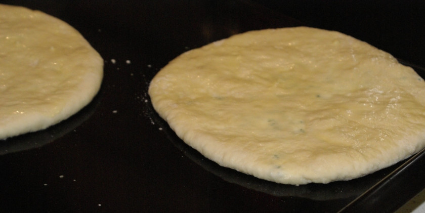 1. Этап. Хачапури из слоеного теста: Выкладываем на противень и отправляем наши хачапури при 200 С на 15-20 минут.