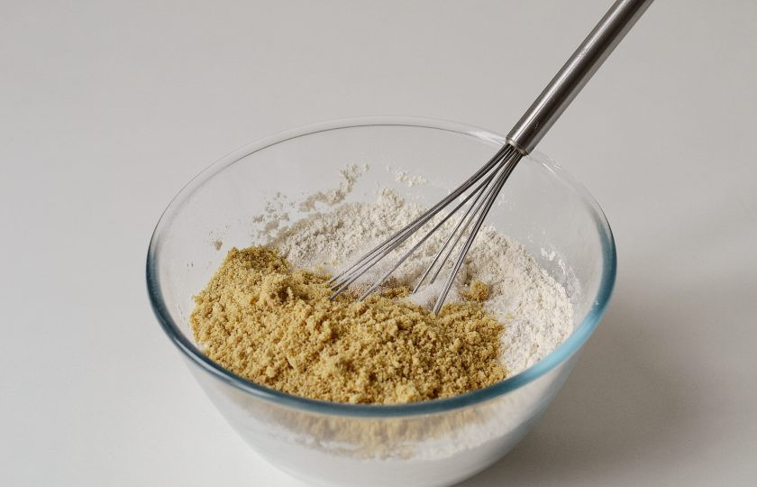 1. Этап. Хлеб без глютена: Добавьте молотое льняное семя, сахар, соль, дрожжи и камедь. Еще раз перемешайте.