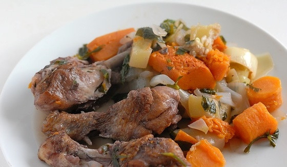 1. Этап. Курица, тушенная в вине: Подавайте готовое блюдо в горячем виде с зеленью. Отлично сочетается с такой курицей красное вино и белый свежий хлеб из пшеничной муки с хрустящей корочкой.