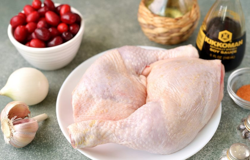 1. Этап. Курица с кизилом в духовке: Подготовьте все ингредиенты. Куриные окорочка помойте под проточной водой и обсушите, удалите остатки перьев.