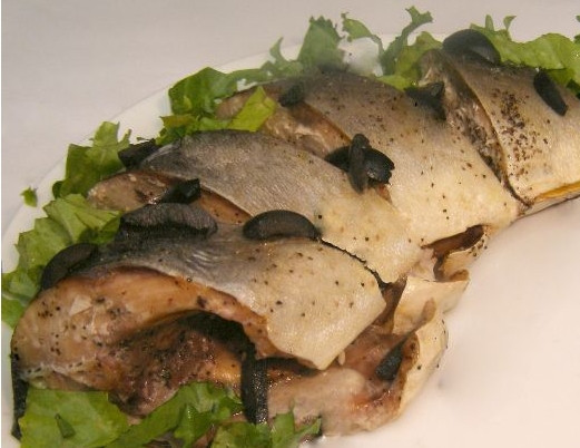 1. Этап. Тунец в духовке: 5. Выпекайте при температуре 180-190 С в течение 30-40 минут, периодически поливайте рыбу соком, образовавшимся на противне. Консервированные оливки без косточки порежьте кольцами, измельчите зелень и украсьте готовую рыбу. Приятного аппетита.