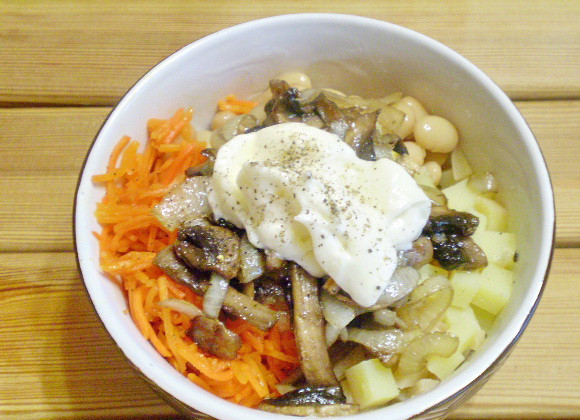 1. Этап. Салат к красному вину: 8. Добавьте грибы и лук в салат. Заправьте майонезом, посолите, поперчите.