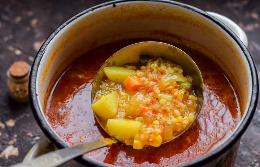 1. Этап. Постный томатный суп: Переложите заправку в кастрюлю с супом, добавьте специи, соль и перец. Проварите суп 7-10 минут, подавайте к столу.