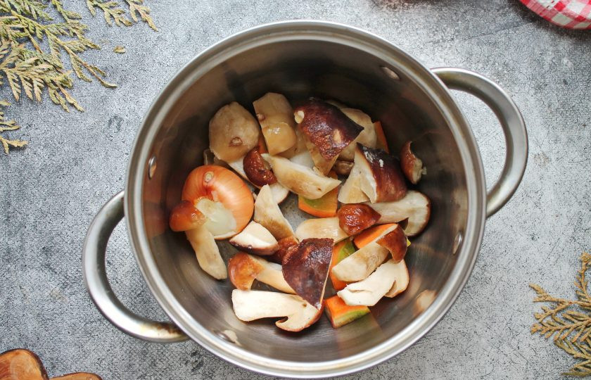 1. Этап. Грибной бульон: Подготовленные грибы порежьте на части и выложите в кастрюлю с овощами.