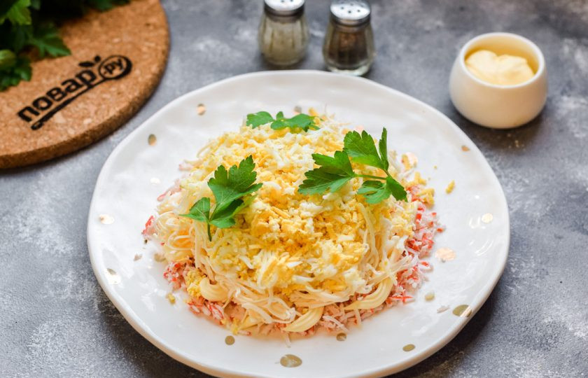 1. Этап. Тертый крабовый салат: Украсьте салат веточками петрушки и подавайте к столу.