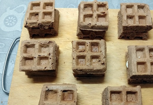 1. Этап. Шоколадные мини-вафли с кремом-чиз: На крем выложить остальные 8 вафель.