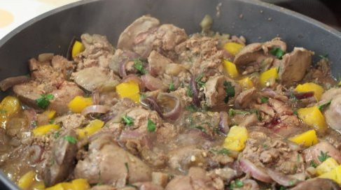 1. Этап. Печень с овощами: Перемешиваем.