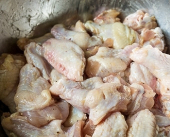 1. Этап. Куриные крылышки с сыром Пармезан в духовке: Другую часть крыла выкладываем в миску, добавляем туда соль, перец, растительное масло и половину чеснока. Хорошо все перемешиваем.