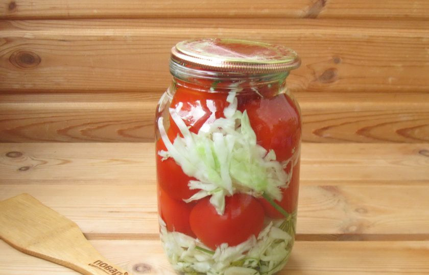 1. Этап. Помидоры с капустой без стерилизации: Влейте в банку кипяток и накройте крышкой. Дайте постоять 20 минут. После слейте воду в кастрюлю, вскипятите и снова залейте. Дайте постоять 20 минут. Снова слейте воду и поставьте вскипятить.