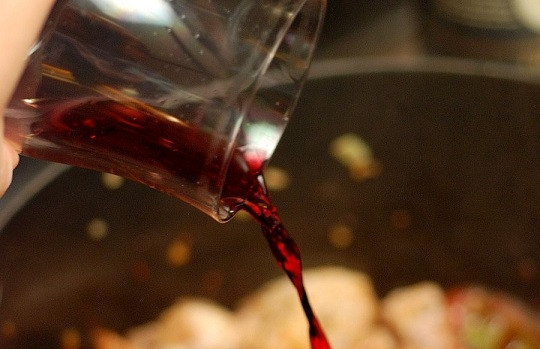 1. Этап. Макароны со свининой на сковороде: 5. Уберите огонь до среднего, влейте вино.