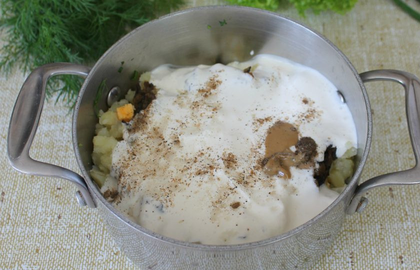 1. Этап. Грибной холодный суп: Добавляем сметану, соль, перец и горчицу. Все перемешиваем.