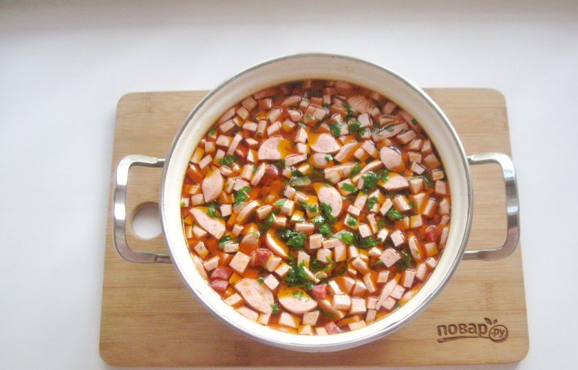 1. Этап. Солянка с солеными грибами: В готовую солянку выложите нарезанную зелень.