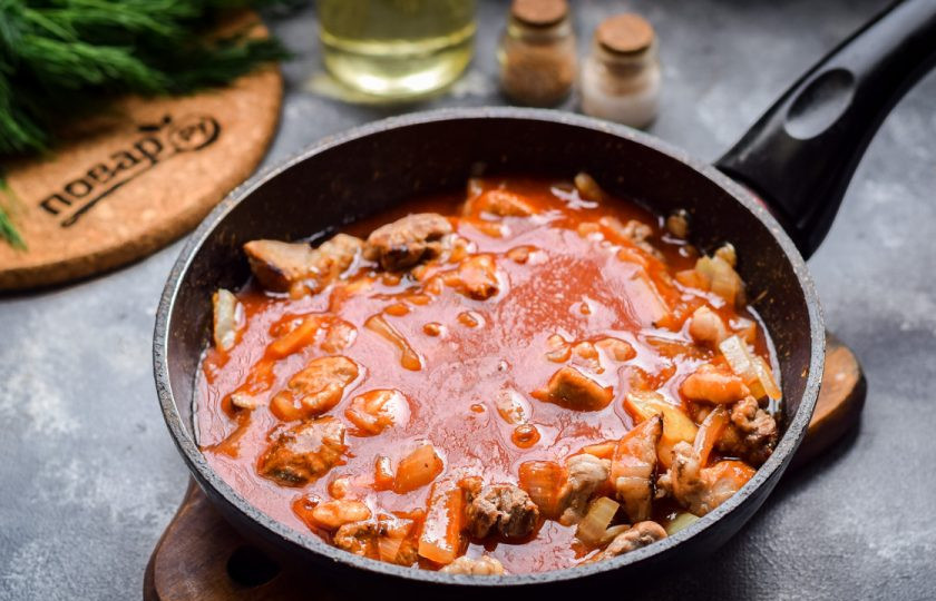 1. Этап. Мясо в соусе Дыхание дракона: Залейте мясо соусом, тушите под крышкой 20-25 минут.