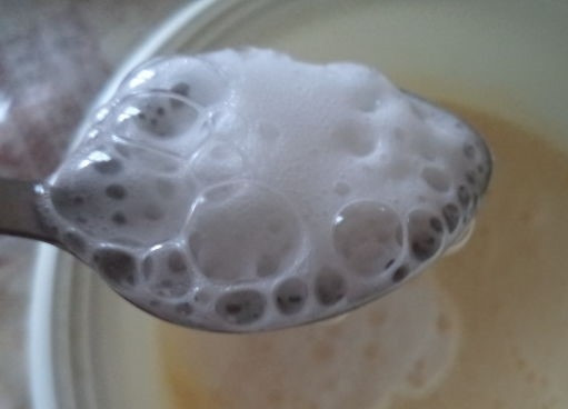 1. Этап. Рулет бисквитный с кремом: 2. Добавьте в емкость гашеную уксусом соду. Аккуратно введите просеянную муку и скрупулезно перемешайте при помощи ложки.