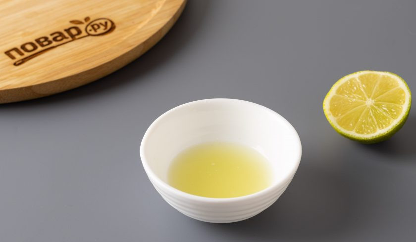 1. Этап. Мангово-кокосовый смузи: Из половинки лайма выжмите сок.