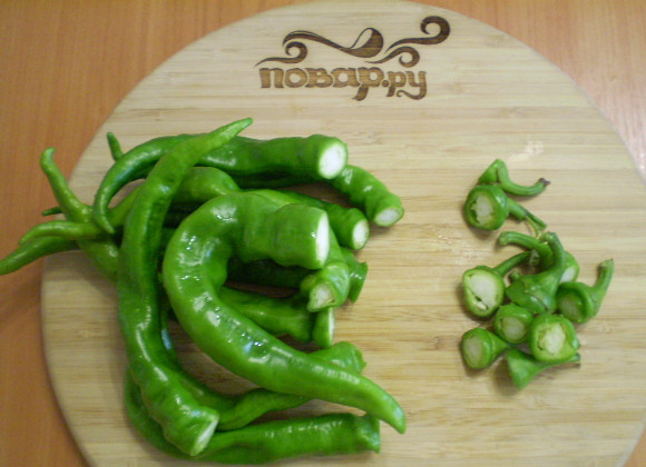 1. Этап. Аджика домашняя острая: У перца отрезаем только хвостики. Семена можно оставить, они придадут больше остроты аджике.