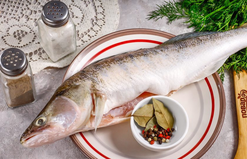 1. Этап. Малосольный судак: Подготовьте указанные ингредиенты. Очистите судака от чешуи, вспорите брюшко и удалите внутренности. Тщательно промойте рыбу внутри и снаружи.