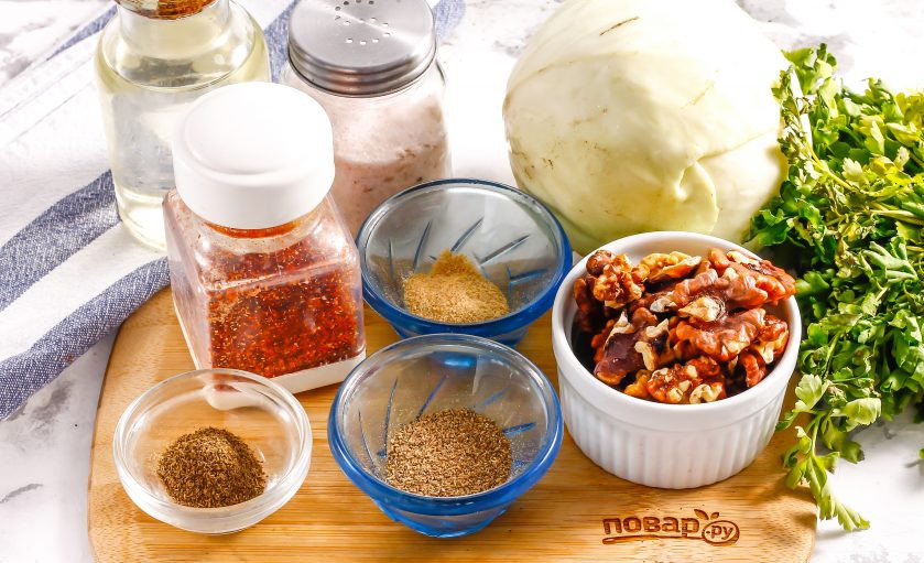 1. Этап. Пхали из капусты по-грузински: Подготовьте указанные ингредиенты. Если какой-либо специи или зелени не хватает, готовьте блюдо без нее — ничего страшного!