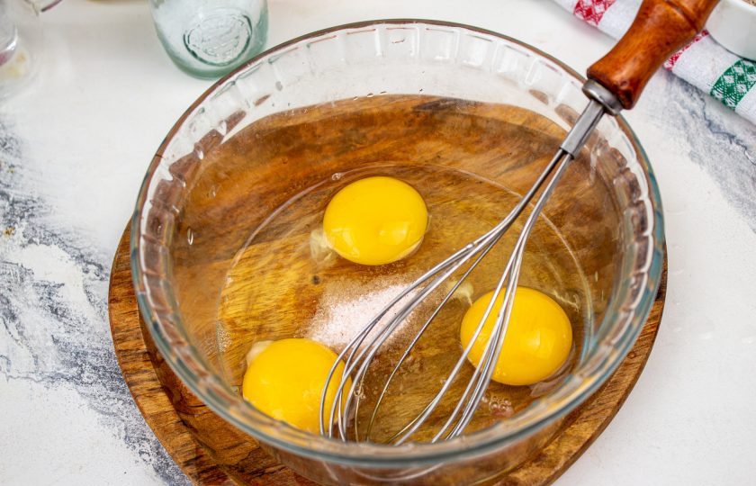 1. Этап. Хлеб с псиллиумом без глютена: Яйца смешайте с солью.