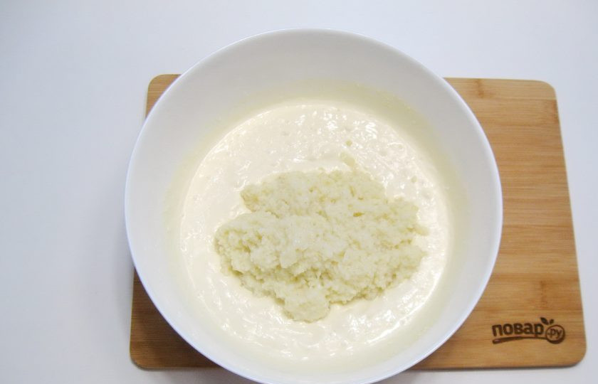 1. Этап. Запеканка из творога и пшенной каши: Сварите пшенную кашу, обязательно её посолите. Добавьте в творог с яйцами.