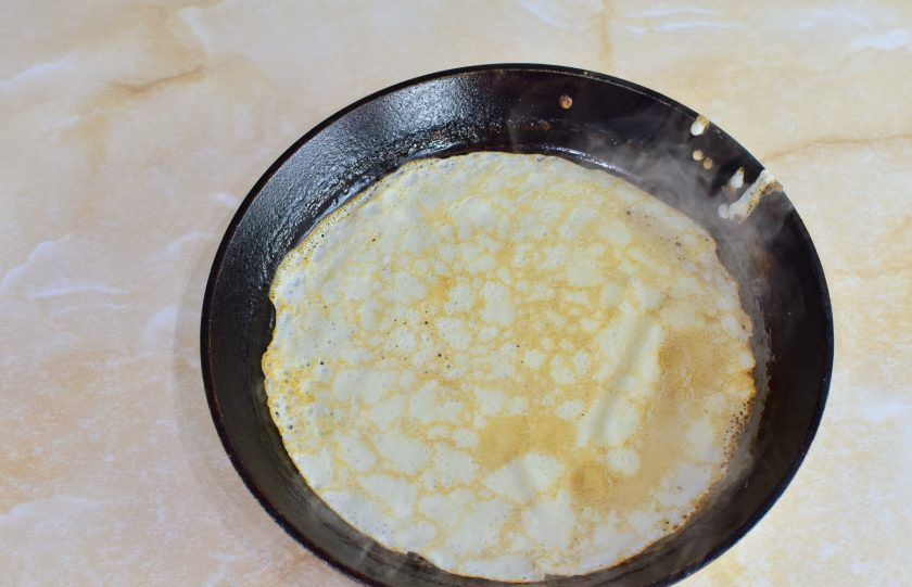 1. Этап. Блины на сливках: Готовьте блинчики с двух сторон на небольшом огне до золотистого цвета.