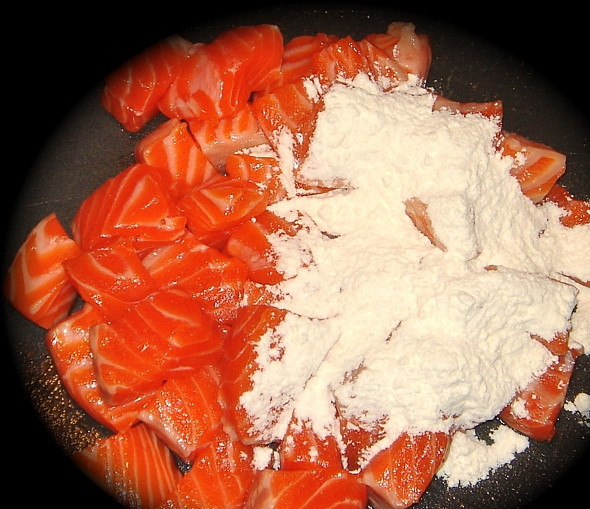 1. Этап. Семга в кляре: Филе семги порезать кусочками, посолить, поперчить и обвалять в муке.