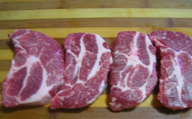 1. Этап. Шурпа по-домашнему: Свинину помыть, обсушить, разрезать на куски.