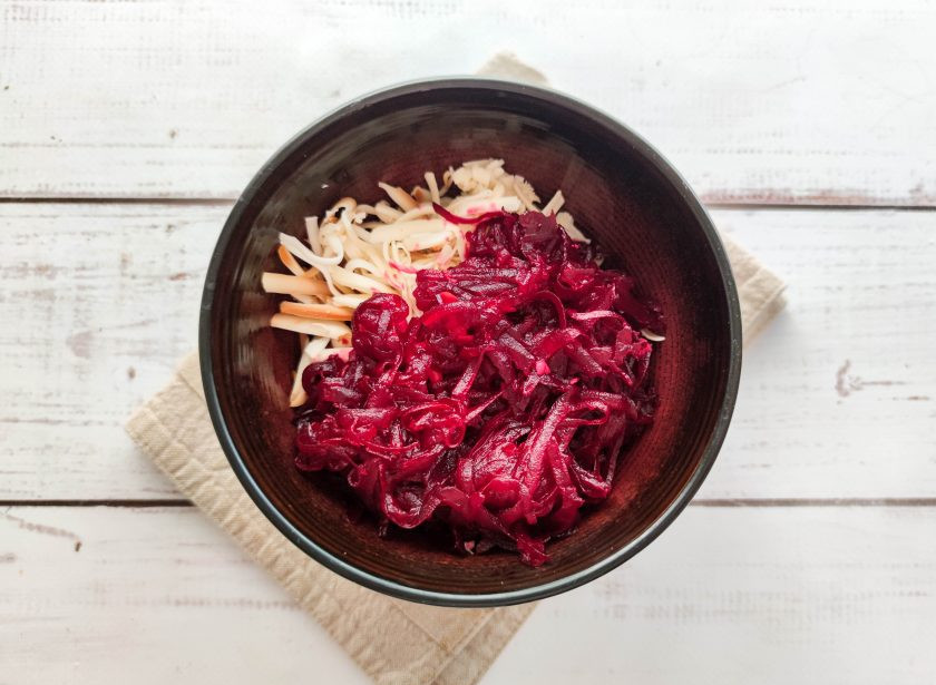 1. Этап. Копченый салат из свеклы: Остывшую свеклу почистите, натрите на средней терке и добавьте к копченому сыру.