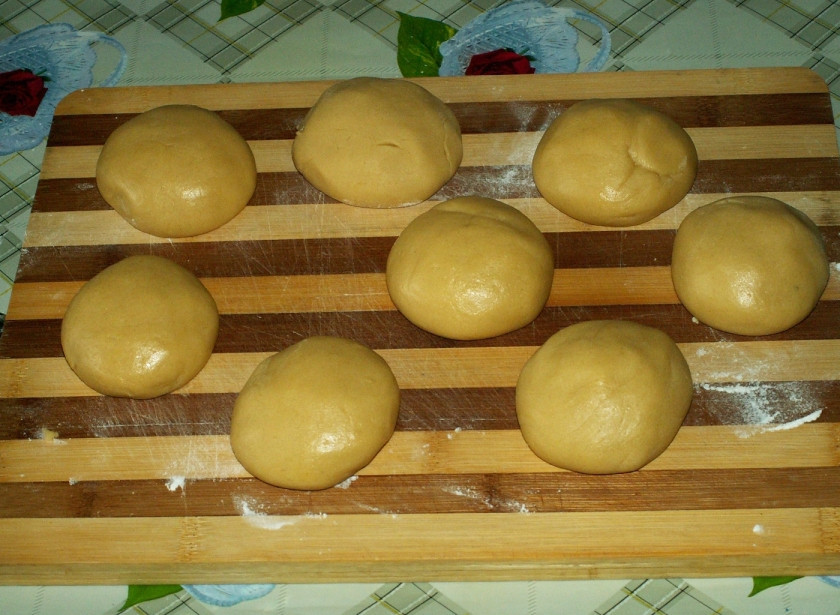 1. Этап. Торт Медовик со сгущенкой: Тесто разделите на 8 равных частей.