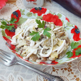 Салат с баклажаном, яйцом и луком