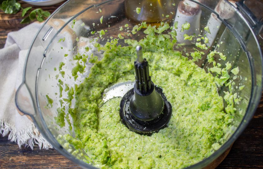 1. Этап. Рулет из брокколи с творожным сыром: Измельчите капусту с желтками в однородное пюре.