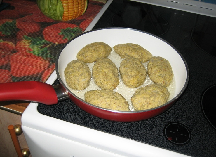 1. Этап. Постные котлеты из чечевицы: Жарьте котлеты на разогретой сковороде с растительным маслом по 5 минут с каждой стороны до румяного цвета.