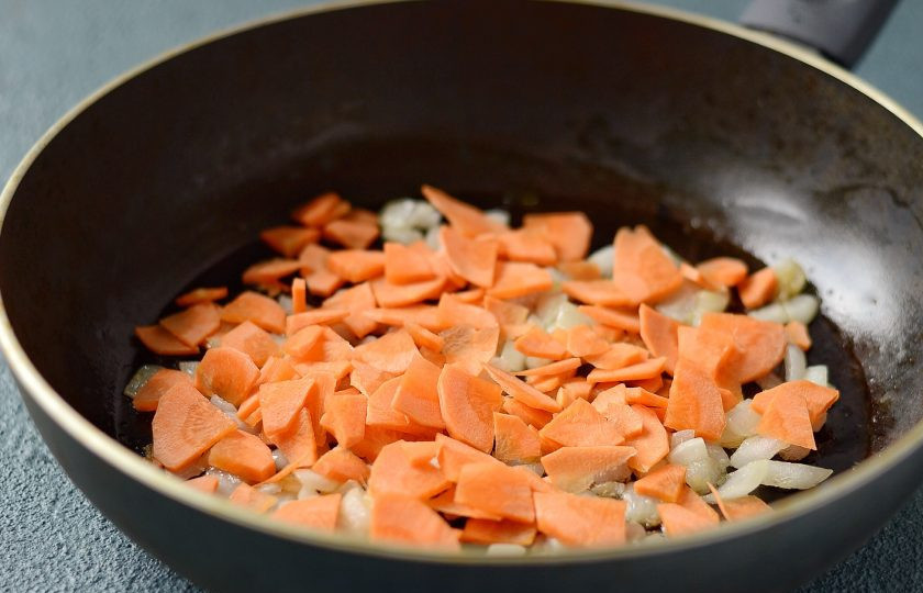 1. Этап. Соевое мясо в кисло-сладком соусе: Затем добавьте морковь, обжаривайте 1 минуту.