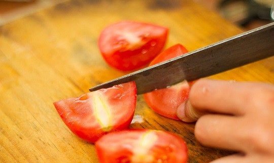 1. Этап. Острый салат с манго и помидорами: 4. Следом — помидорчики.