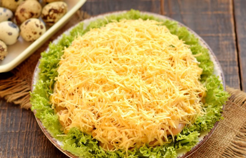 1. Этап. Салат Богатый маркиз: Твердый сыр натрите на мелкой терке, присыпьте верхушку салата. Сверху сделайте сетку из майонеза. Салат поставьте в холодильник на 30 минут, чтобы слои пропитались.